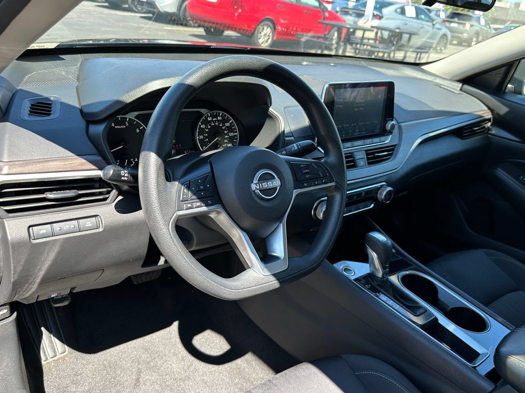 Used 2024 Nissan Altima 2.5 SV FWD image 22