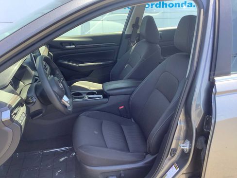 Used 2024 Nissan Altima 2.5 SV FWD image 11