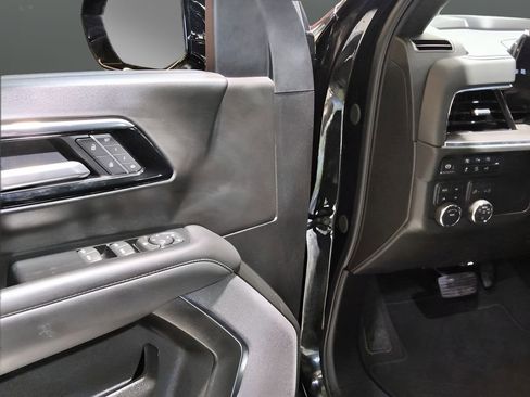 Used 2025 Chevrolet Suburban Z71 image 20