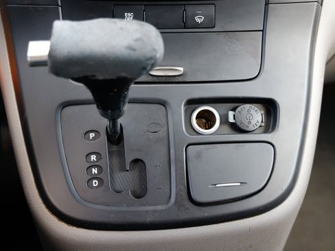 Used 2012 Kia Sedona LX image 30