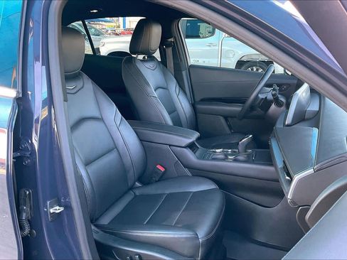 Used 2024 Cadillac XT4 Luxury w/ Cold Weather Package image 8