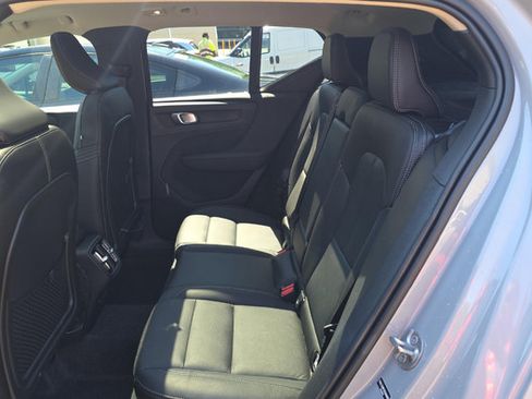 Used 2025 Volvo XC40 B5 Ultra AWD/4WD image 7