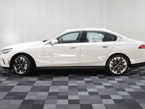 New 2026 BMW 530i xDrive w/ Premium Package AWD/4WD image 5