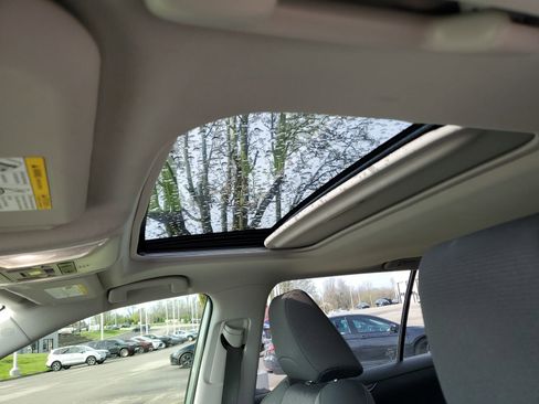 Used 2022 Toyota RAV4 XLE w/ Convenience Package image 18