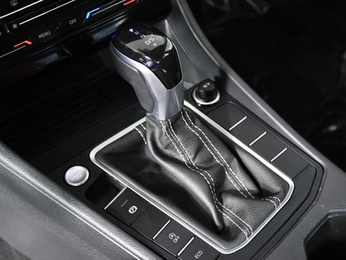 Used 2025 Volkswagen Jetta SE image 16