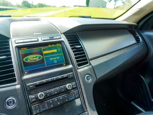 Used 2010 Ford Taurus SHO image 16