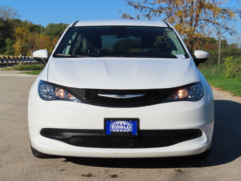 Certified 2023 Chrysler Voyager LX FWD image 4