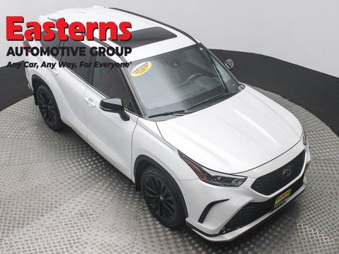 Used 2023 Toyota Highlander XSE image 3