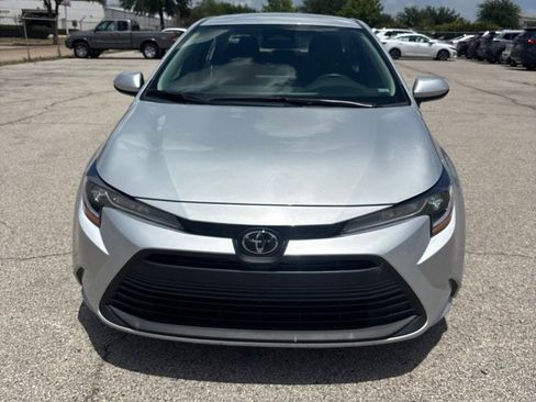 Used 2025 Toyota Corolla LE FWD image 2