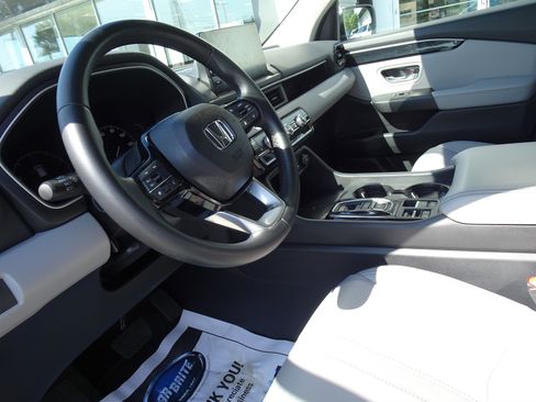 Used 2025 Honda Pilot EX-L image 12