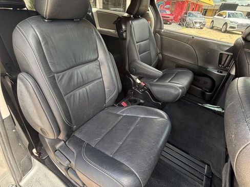 Used 2016 Toyota Sienna SE FWD image 14