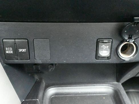 Used 2017 Toyota RAV4 LE image 18