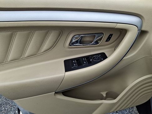 Used 2017 Ford Taurus SE image 13