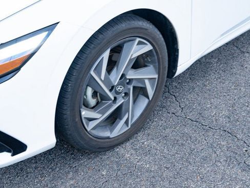 Used 2025 Hyundai Elantra Limited image 9