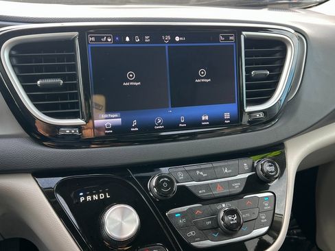 Certified 2024 Chrysler Pacifica Touring-L image 30