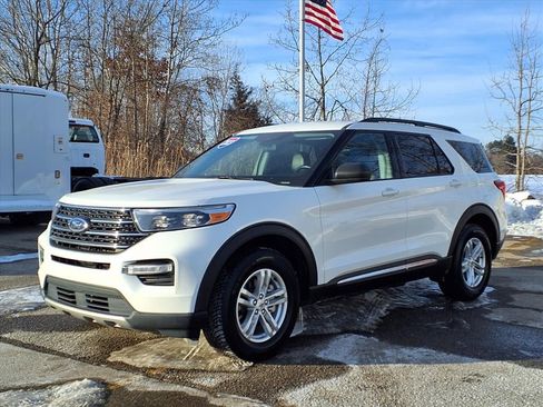 Certified 2023 Ford Explorer XLT w/ Equipment Group 202A image 3