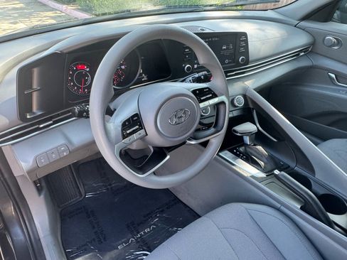 Used 2021 Hyundai Elantra SE FWD image 19