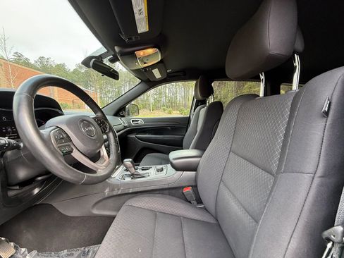 Used 2019 Jeep Grand Cherokee Laredo AWD/4WD image 13