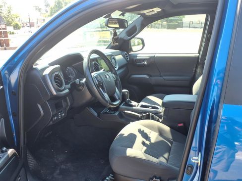 Used 2017 Toyota Tacoma TRD Sport AWD/4WD image 21