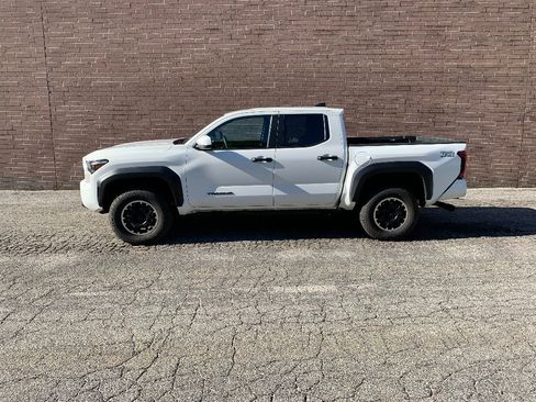 Used 2026 Toyota Tacoma TRD Off-Road AWD/4WD image 2