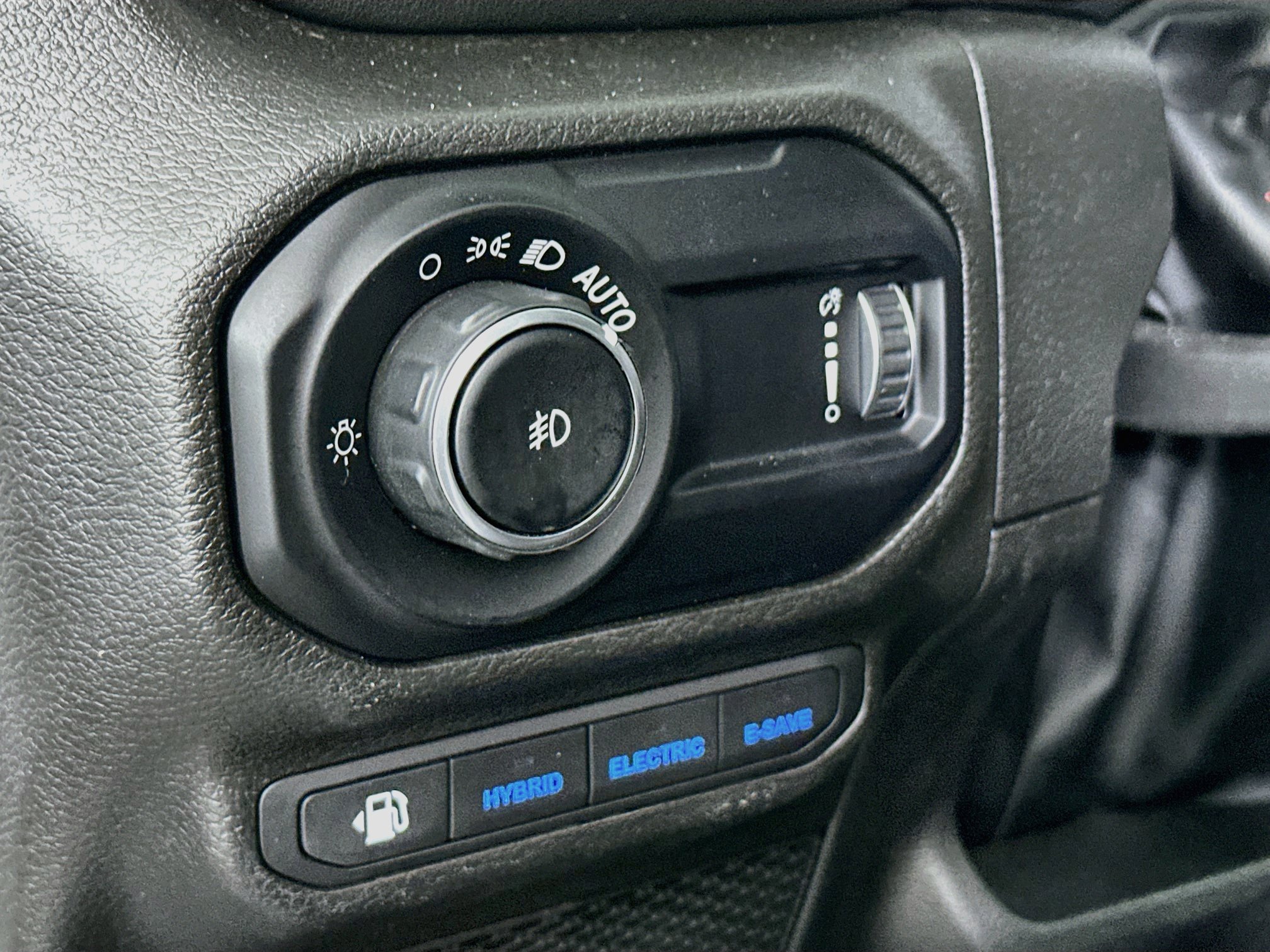 Used 2023 Jeep Wrangler Unlimited Sahara w/ Cold Weather Group AWD/4WD image 16