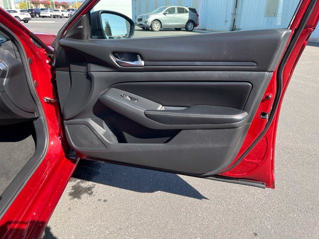 Used 2024 Nissan Altima 2.5 SV FWD image 14