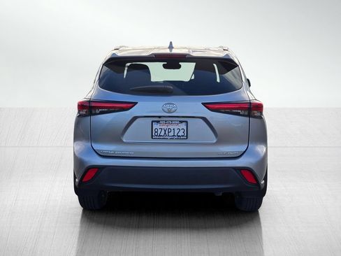 Used 2022 Toyota Highlander XLE AWD/4WD image 5