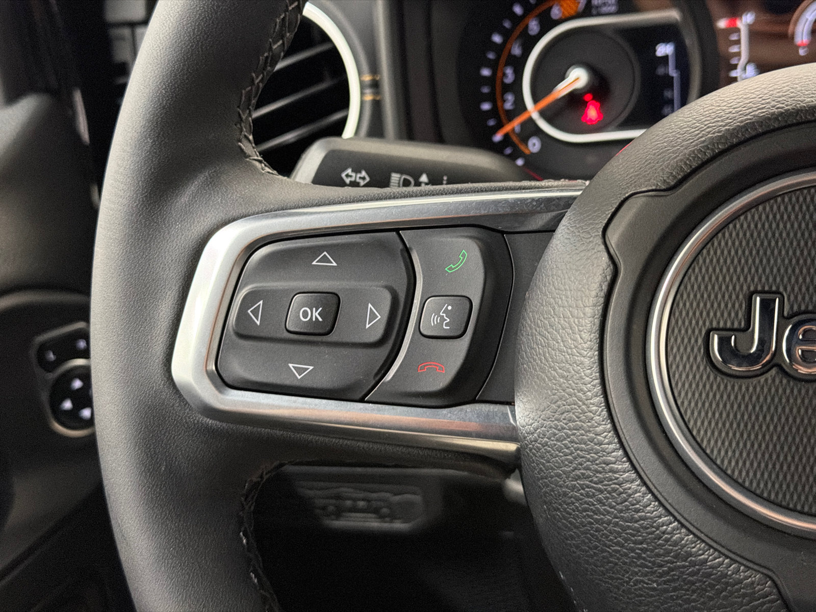 Used 2025 Jeep Wrangler Unlimited Sahara AWD/4WD image 23