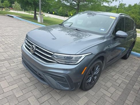 Used 2023 Volkswagen Tiguan SE FWD image 1