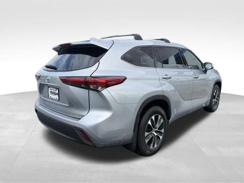 Used 2021 Toyota Highlander XLE image 12