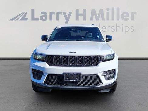 New 2025 Jeep Grand Cherokee Altitude image 5