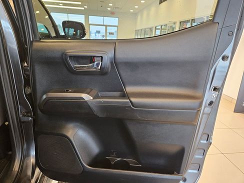 Used 2017 Toyota Tacoma TRD Off-Road w/ Tow Package (A/T) image 25