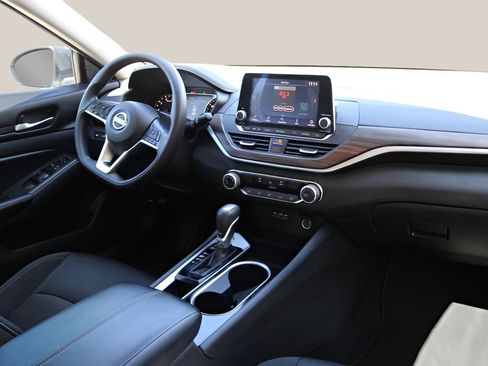 Used 2024 Nissan Altima 2.5 SV FWD image 17