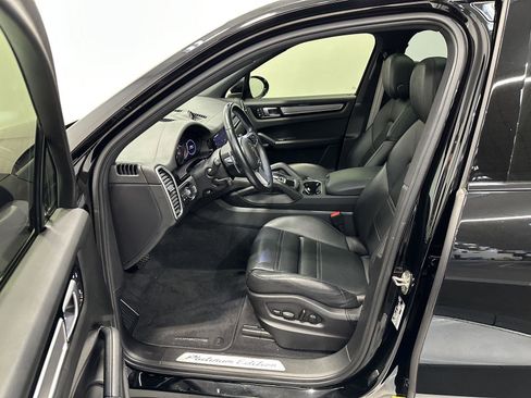 Used 2022 Porsche Cayenne Platinum Edition image 17