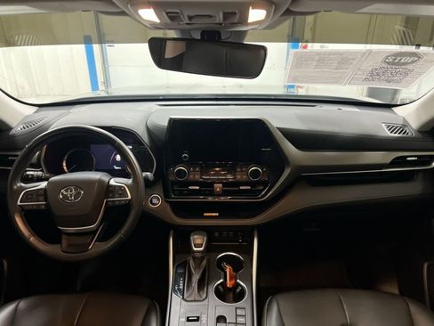 Used 2024 Toyota Highlander XLE image 10