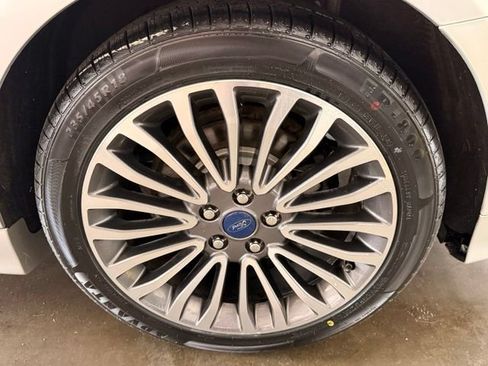 Used 2017 Ford Fusion SE w/ Fusion SE Technology Package FWD image 7