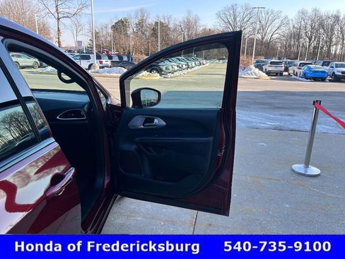 Used 2018 Chrysler Pacifica Touring Plus w/ S Appearance Package image 19