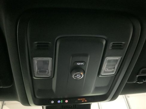 Used 2025 Chevrolet Suburban Z71 AWD/4WD image 45
