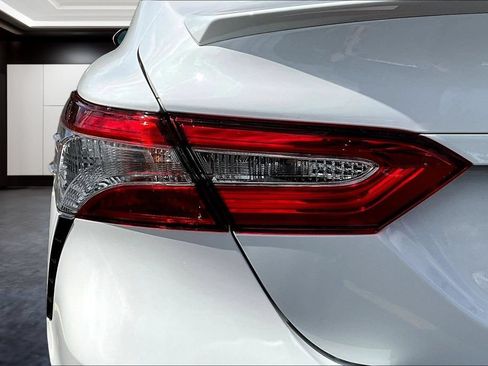 Used 2020 Toyota Camry SE FWD image 21