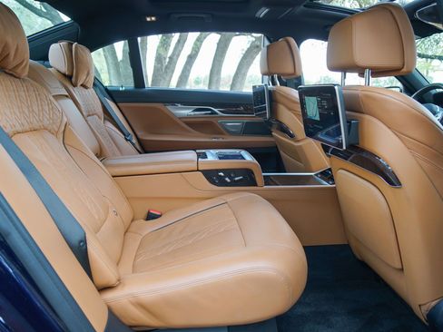 Used 2020 BMW 750i xDrive image 3