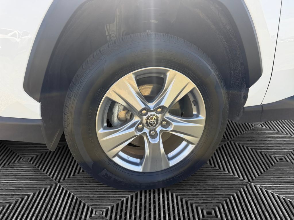 Used 2024 Toyota RAV4 XLE FWD image 15