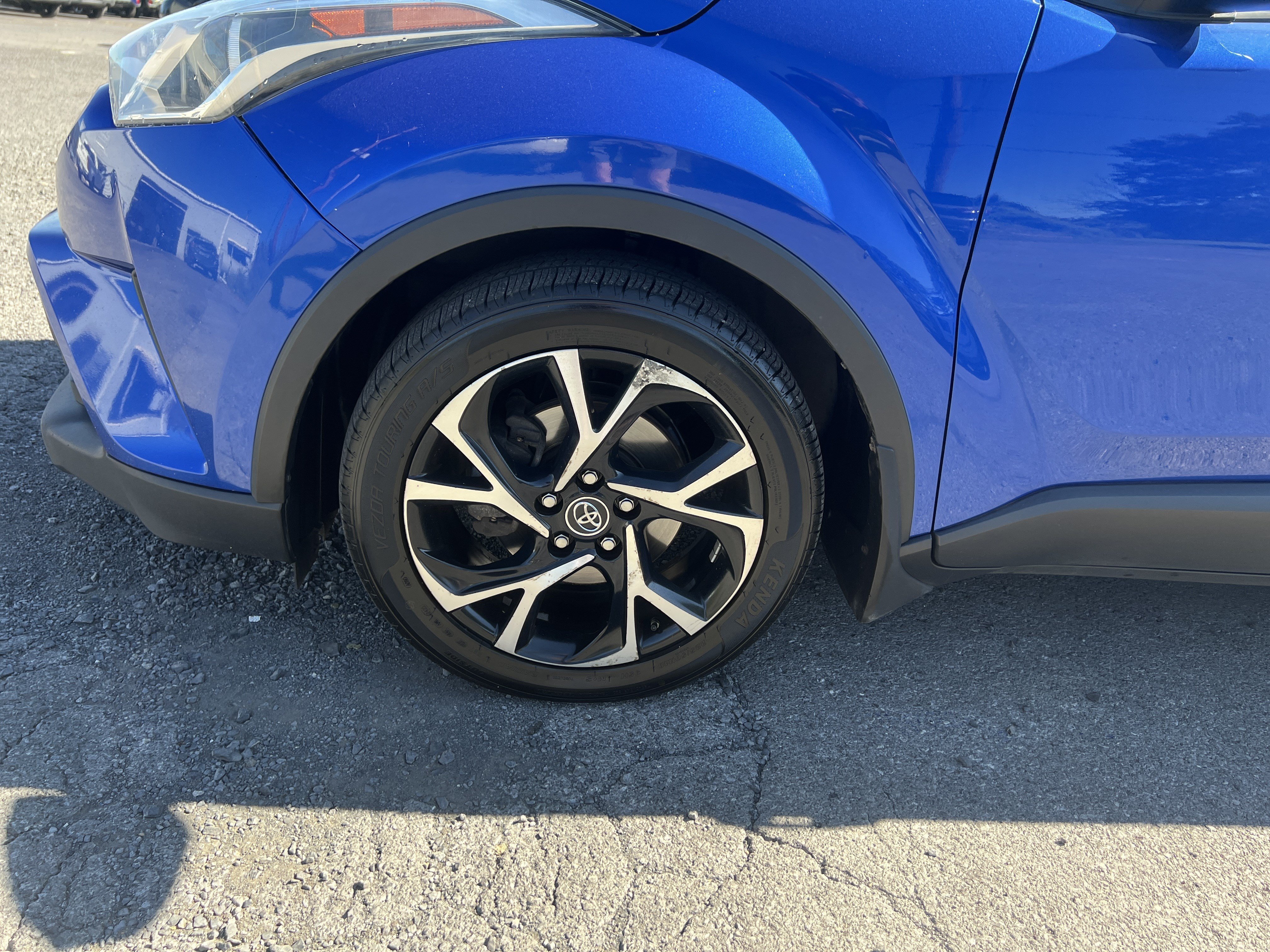 Used 2019 Toyota C-HR XLE FWD image 11