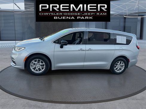 Used 2026 Chrysler Pacifica Select image 4