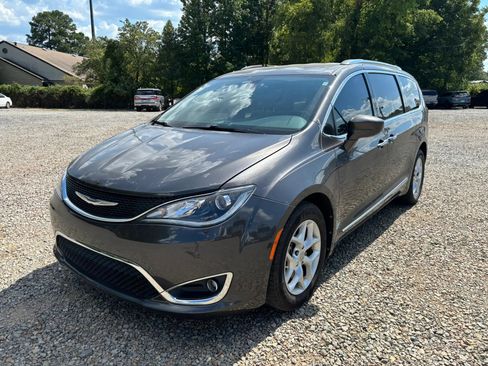Used 2017 Chrysler Pacifica Touring-L Plus w/ Tire & Wheel Group FWD image 8