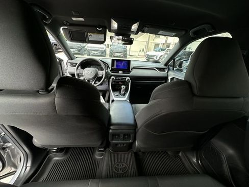 Used 2024 Toyota RAV4 SE image 30