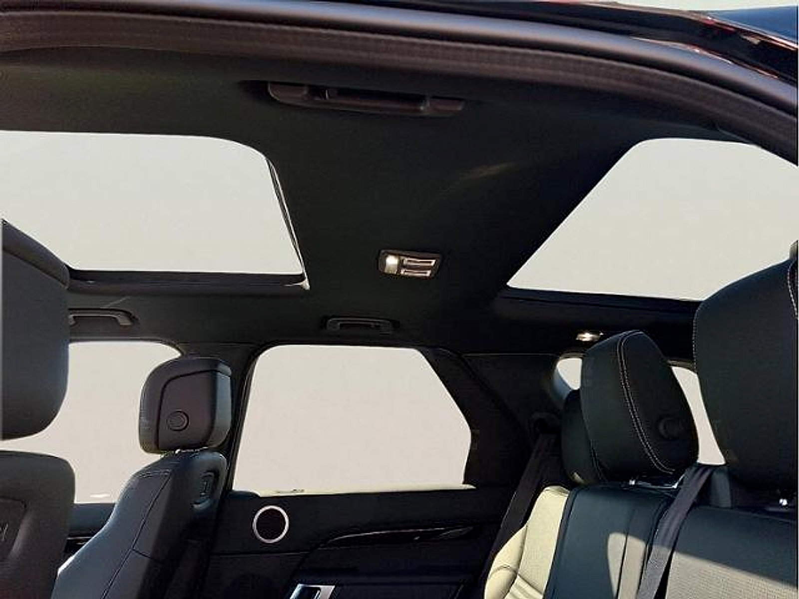 Used 2025 Land Rover Discovery S AWD/4WD image 12