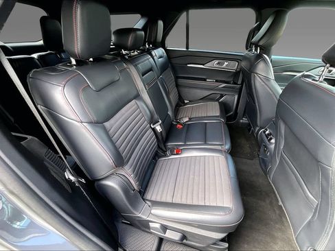 Used 2025 Ford Explorer ST-Line w/ ST-Line Street Pack AWD/4WD image 16