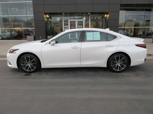 Used 2025 Lexus ES 300h w/ Premium Package image 3
