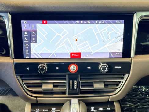 Certified 2025 Porsche Macan image 15