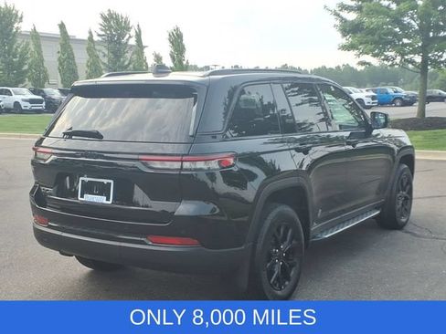 Used 2025 Jeep Grand Cherokee Altitude AWD/4WD image 4